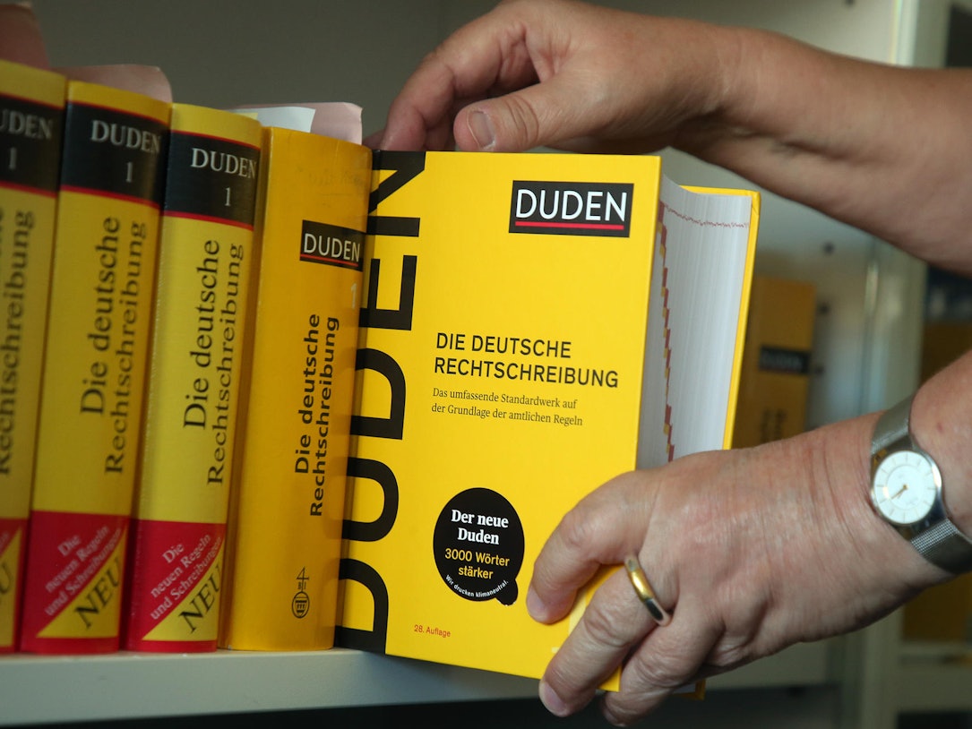 In der Duden-Online-Ausgabe wurde das Wort „Jude“ mit einem Hinweis versehen. Der sorgt jetzt für Diskussionen. Unser Symbolfoto zeigt die gedruckte 28. Duden-Ausgabe.