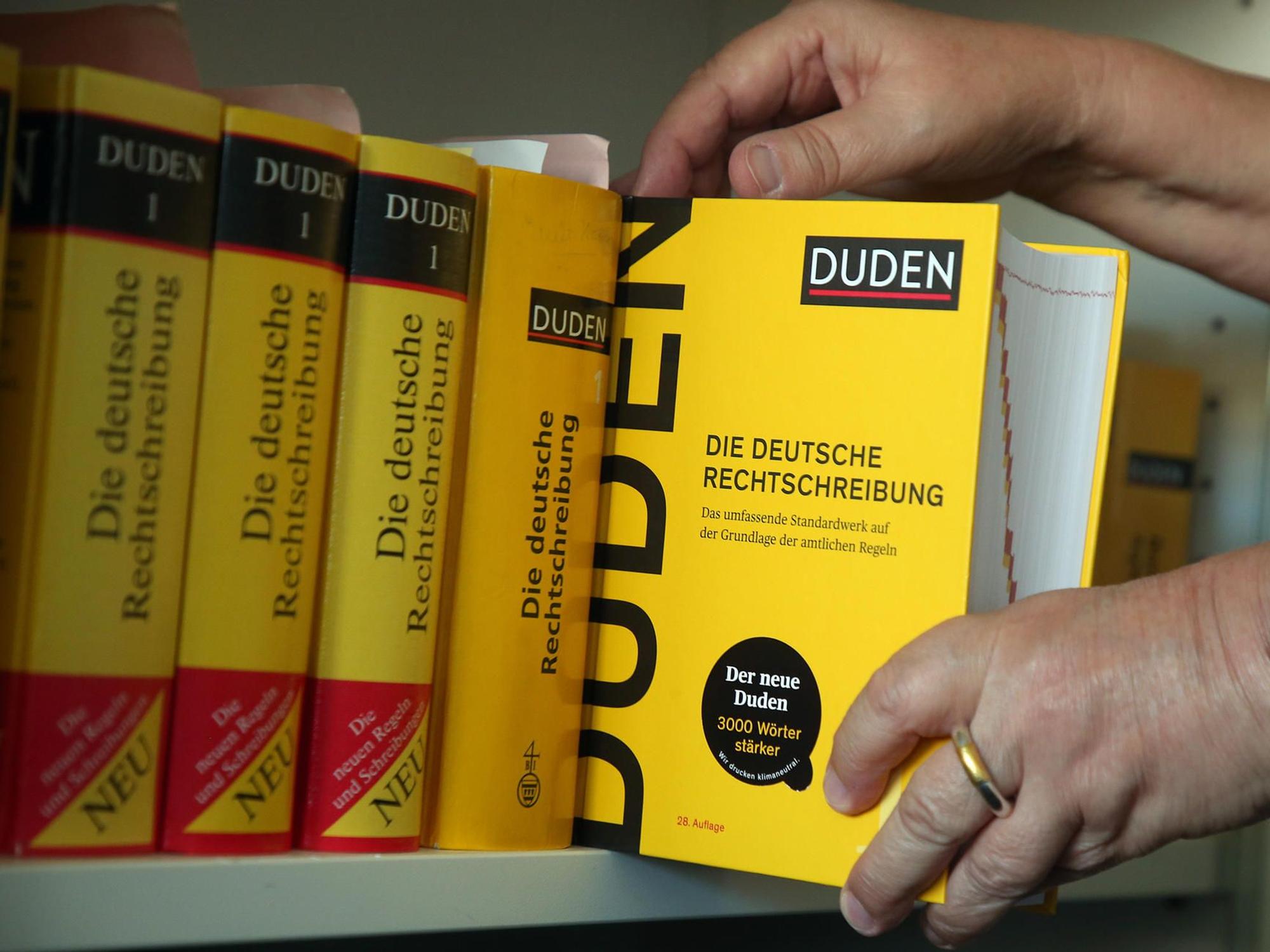 In der Duden-Online-Ausgabe wurde das Wort „Jude“ mit einem Hinweis versehen. Der sorgt jetzt für Diskussionen. Unser Symbolfoto zeigt die gedruckte 28. Duden-Ausgabe.