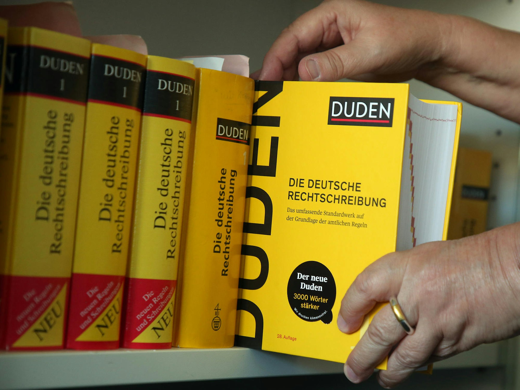 In der Duden-Online-Ausgabe wurde das Wort „Jude“ mit einem Hinweis versehen. Der sorgt jetzt für Diskussionen. Unser Symbolfoto zeigt die gedruckte 28. Duden-Ausgabe.