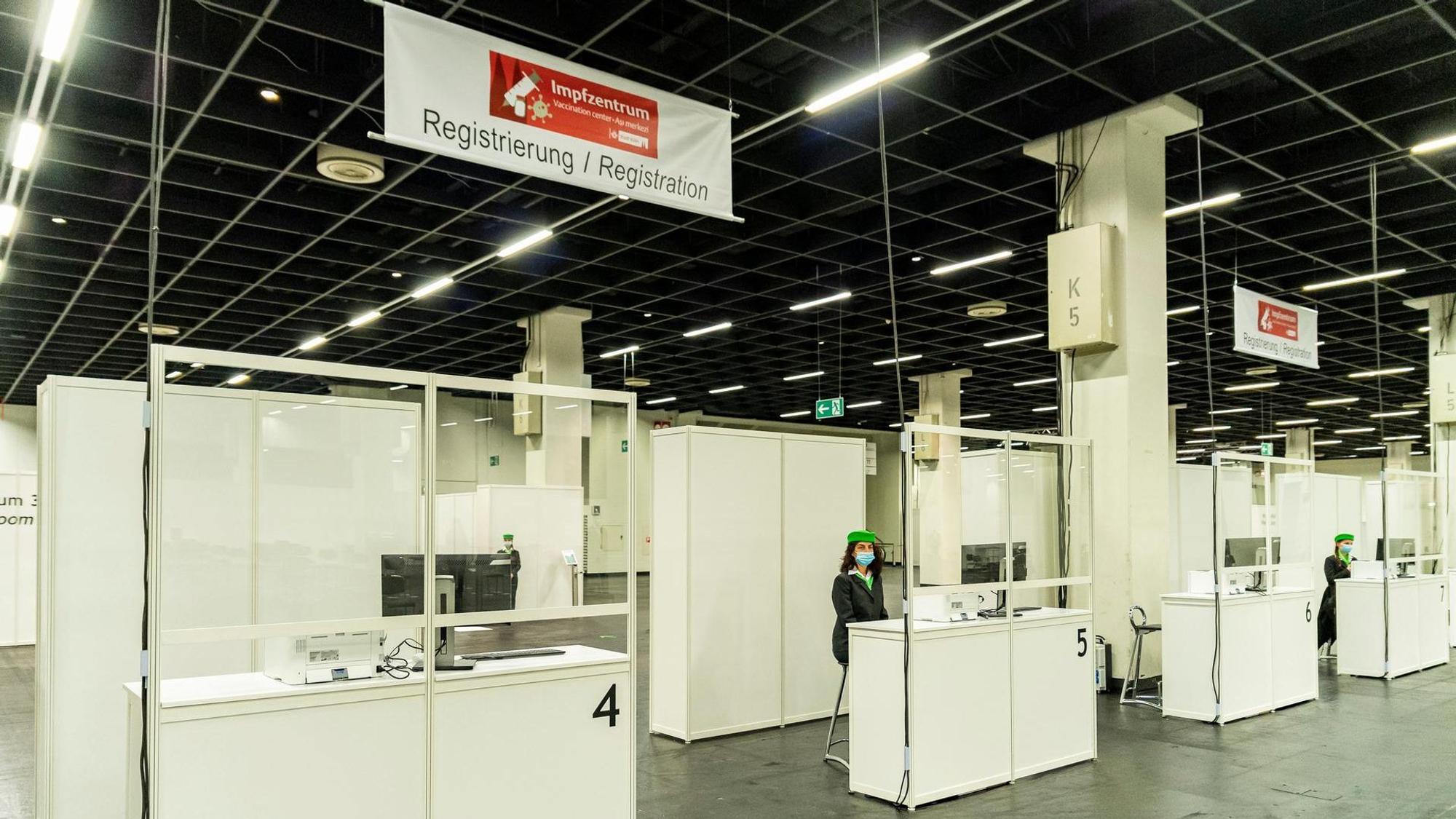 Anmeldungsbereich im Kölner Impfzentrum: Das Impfzentrum hat am 8. Februar seinen Dienst aufgenommen.