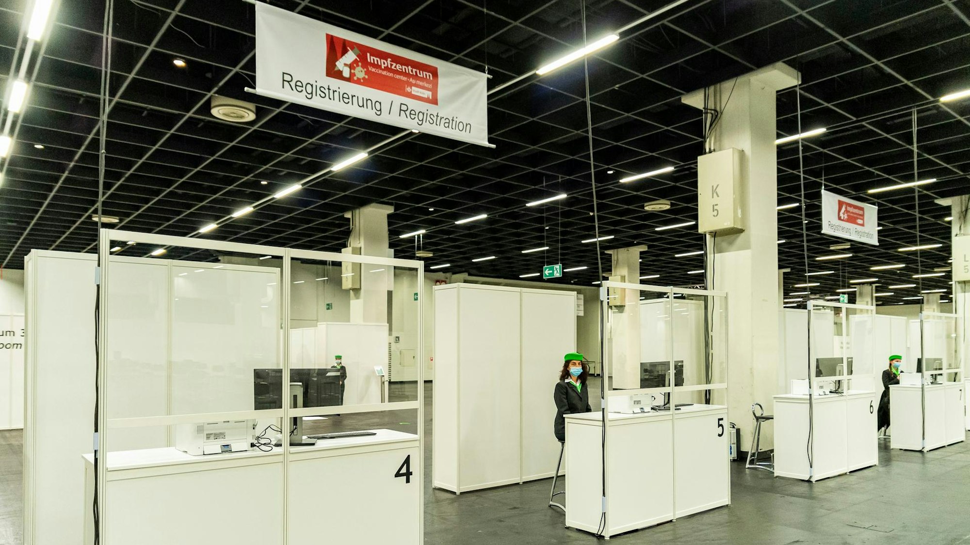 Anmeldungsbereich im Kölner Impfzentrum: Das Impfzentrum hat am 8. Februar seinen Dienst aufgenommen.