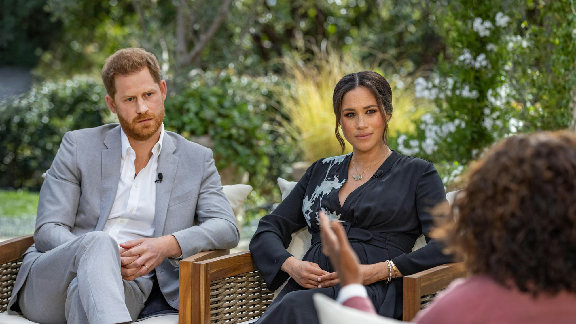 Harry und Meghan sitzen nebeneinander