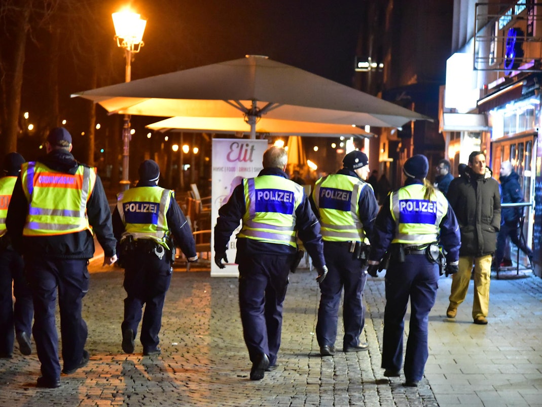 Kölner Polizei und Ordnungsamt im Einsatz bei einer Streife.
