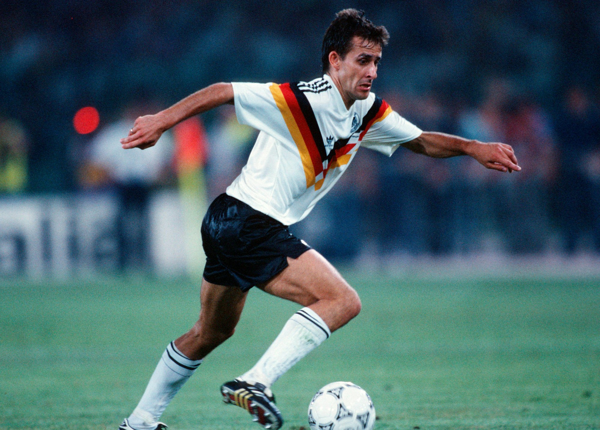 Pierre Littbarski für Deutschland am Ball