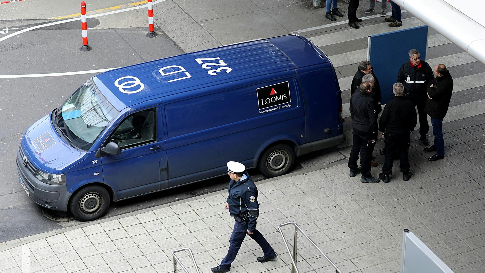 Ermittler am überfallenen Geldtransporter am Flughafen Köln/Bonn