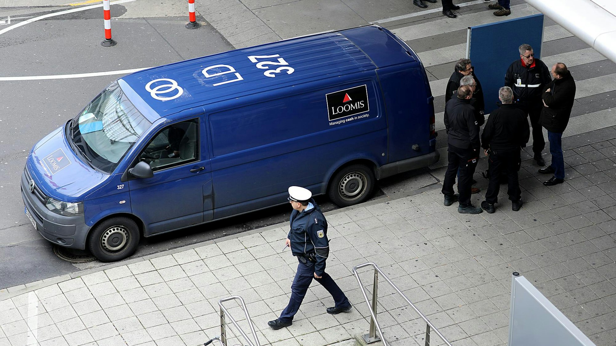 Ermittler am überfallenen Geldtransporter am Flughafen Köln/Bonn