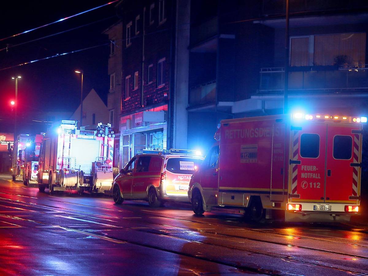 Rettungswagen stehen an einem Straßenrand.