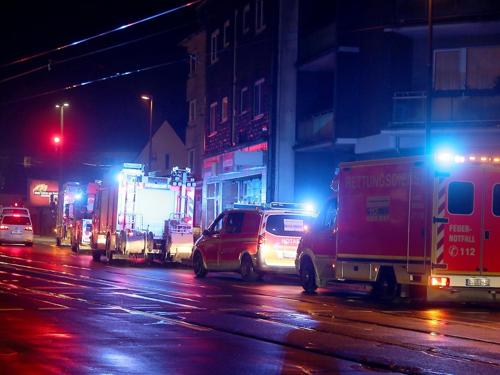 Rettungswagen stehen an einem Straßenrand.