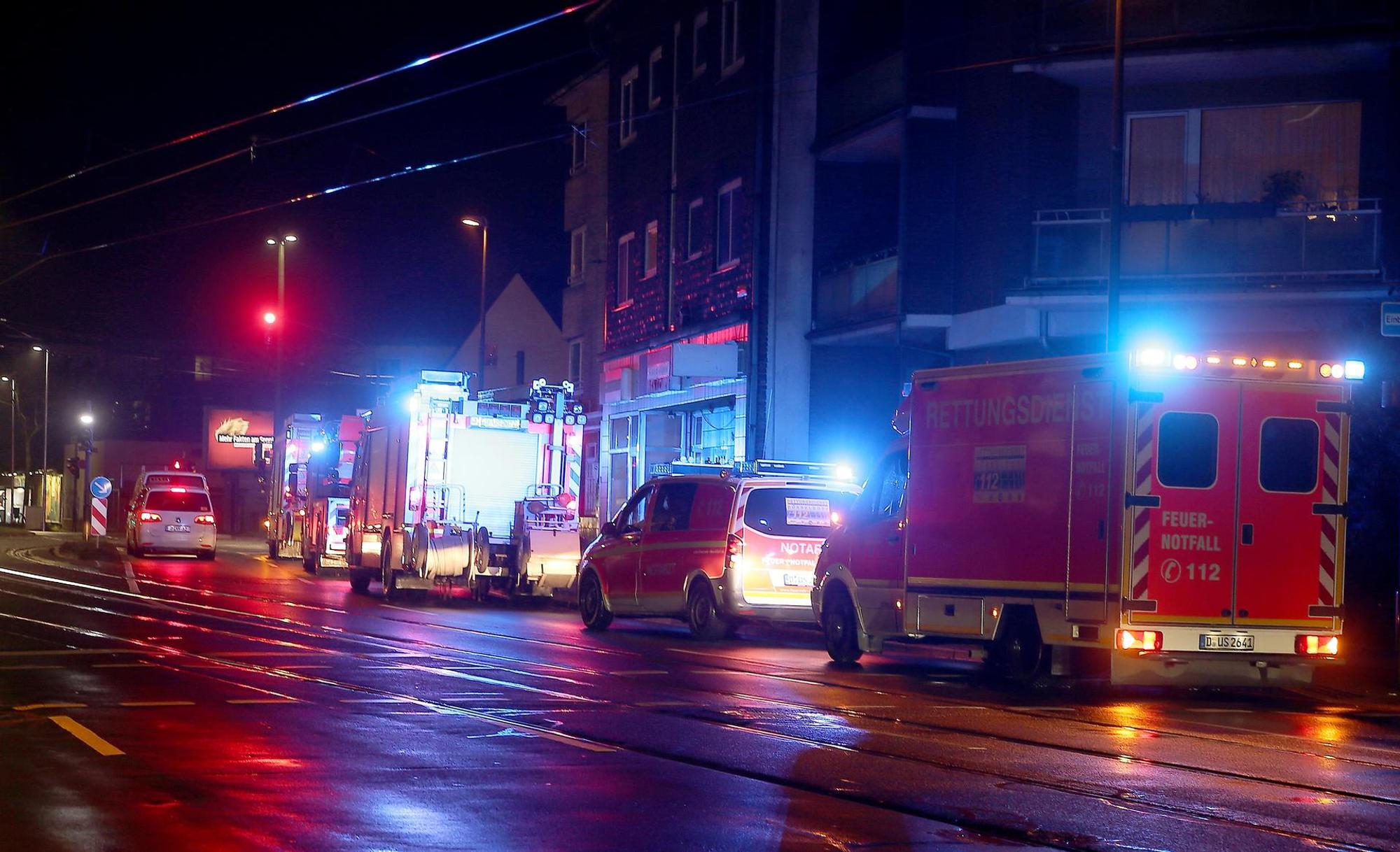 Rettungswagen stehen an einem Straßenrand.