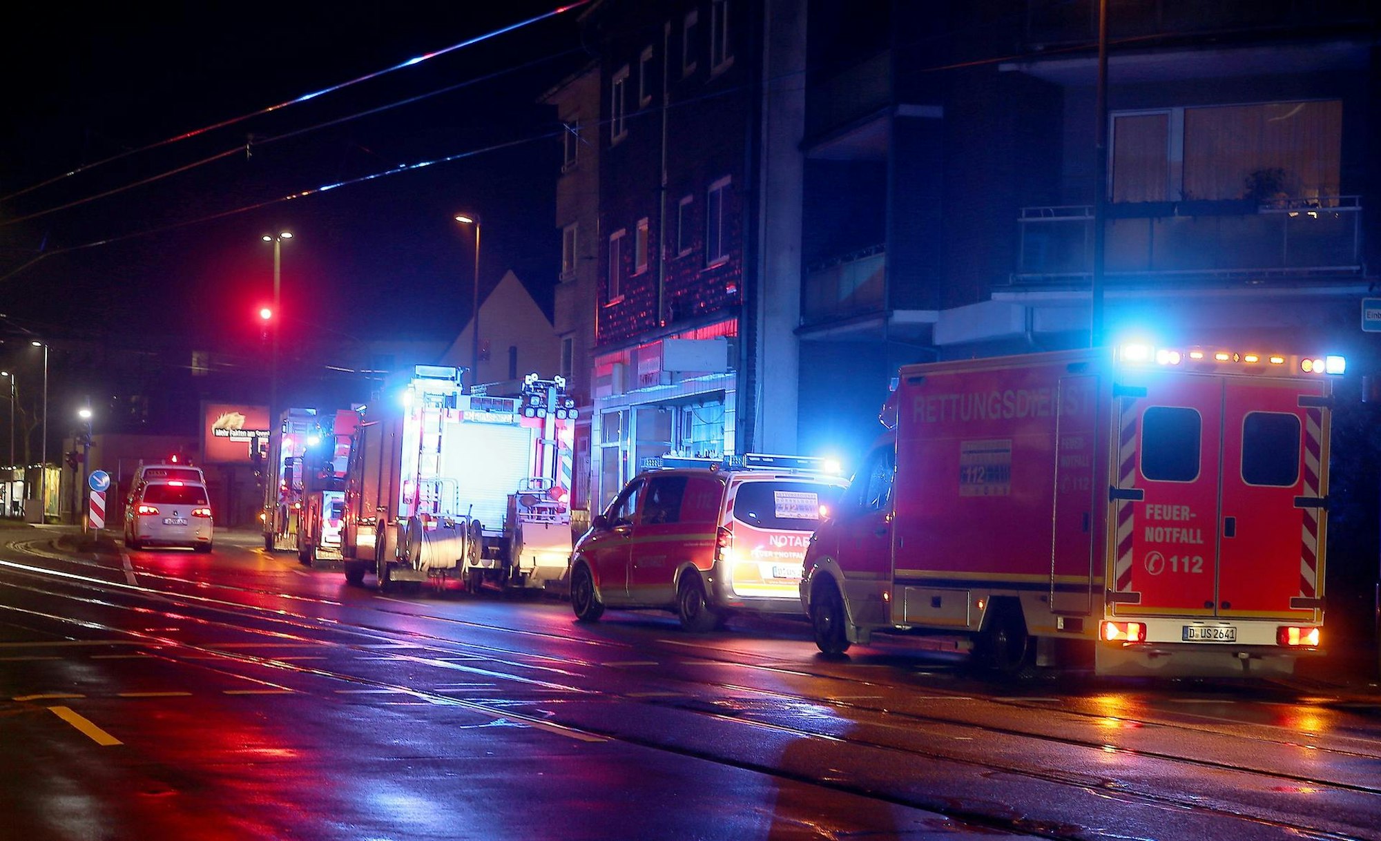 Rettungswagen stehen an einem Straßenrand.