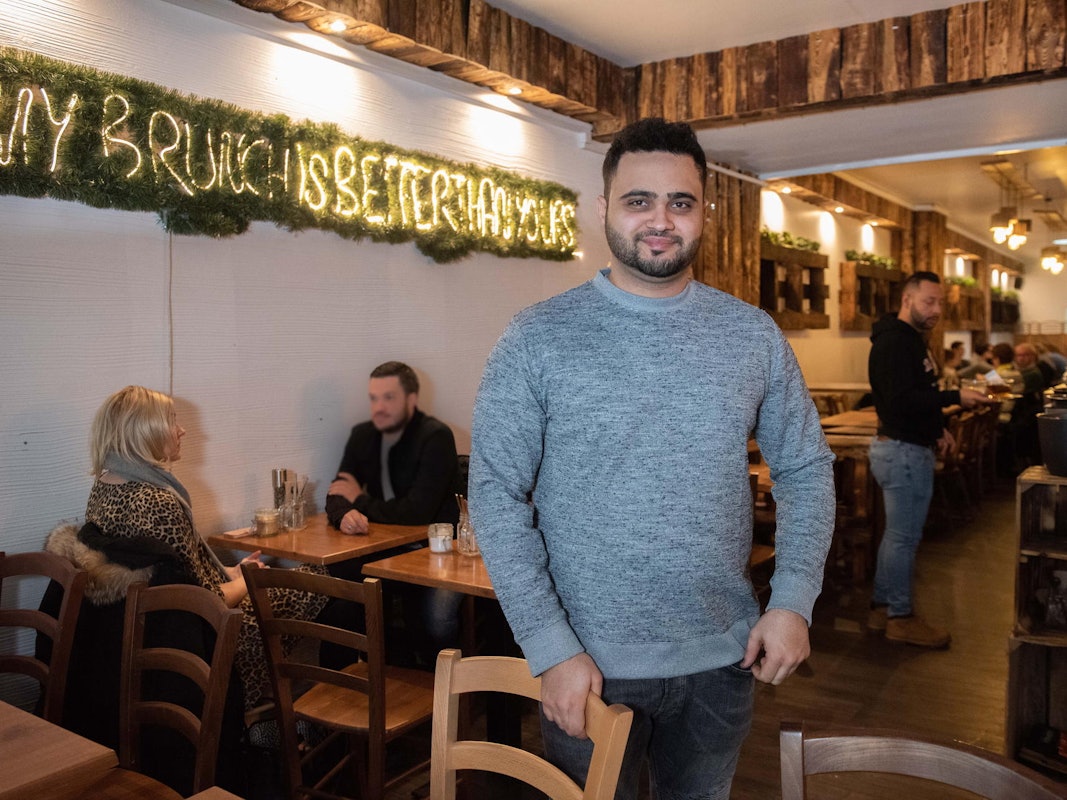 Parham Pooramin in seinem „Café Buur“ in Köln (Archivfoto)