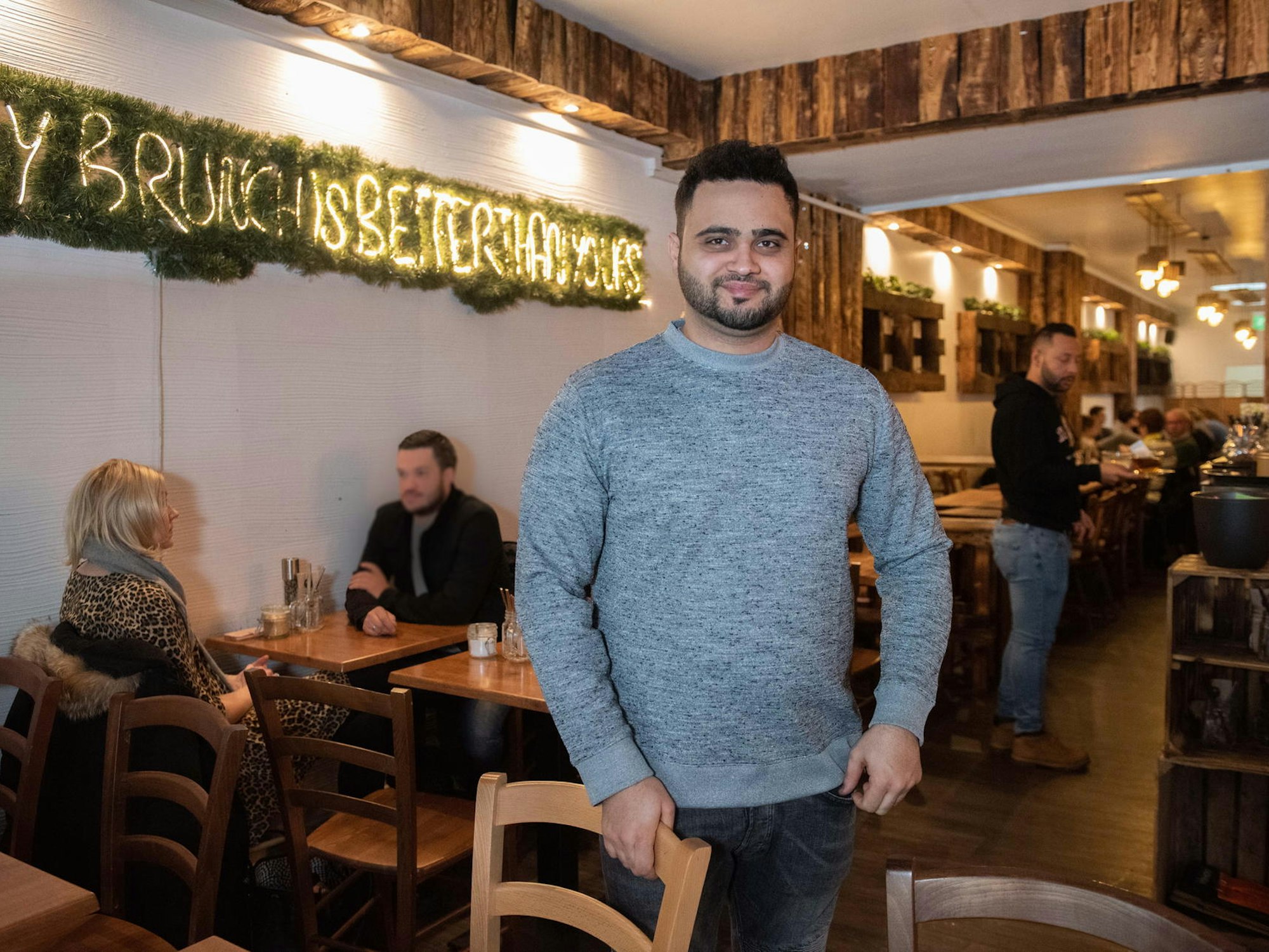 Inhaber Parham Pooramin steht in seinem Café Buur in Köln.