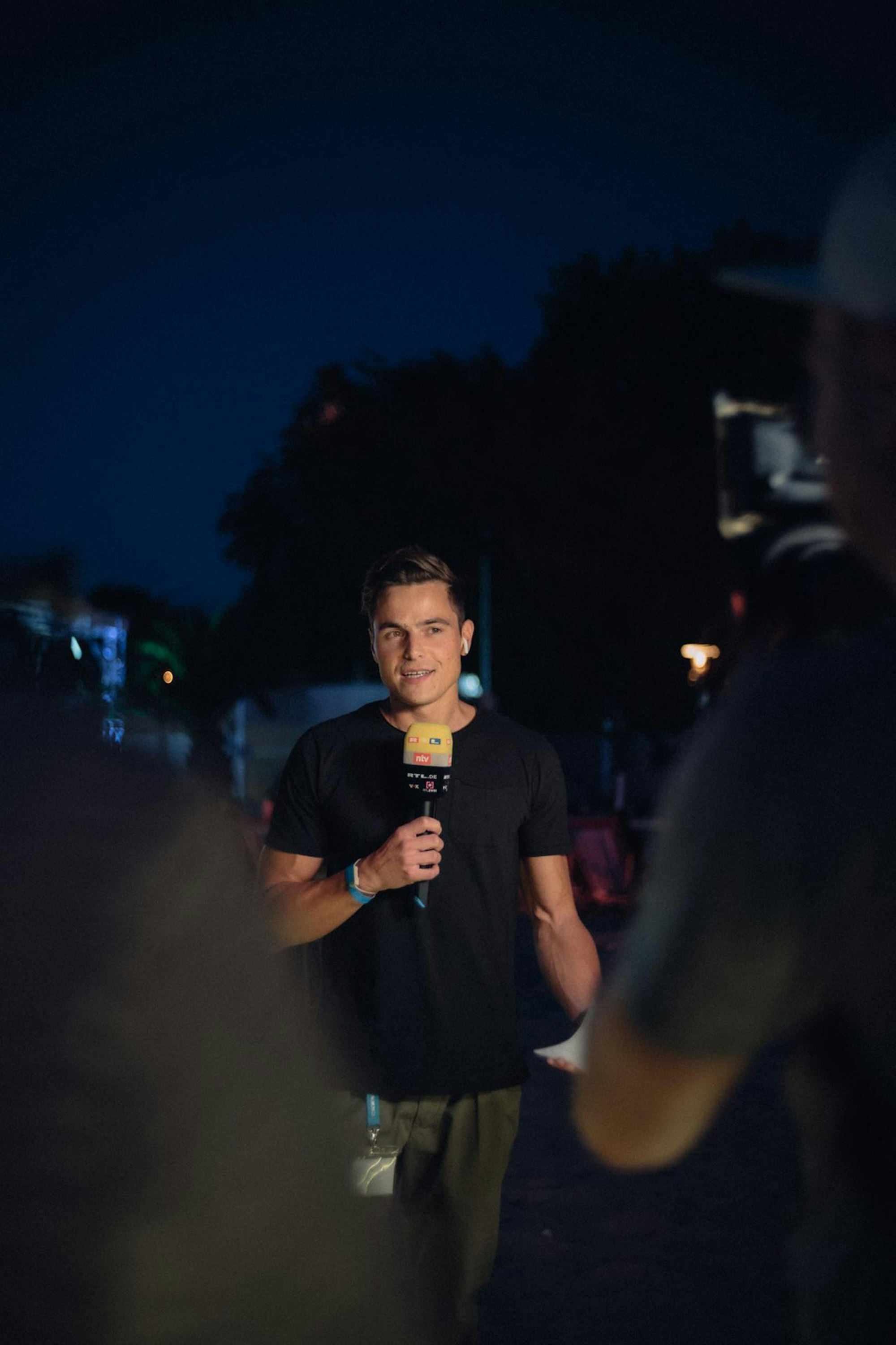 Moderatot Cornelius Strittmatter gibt auf TV NOW Programmtipps für Zuschauer