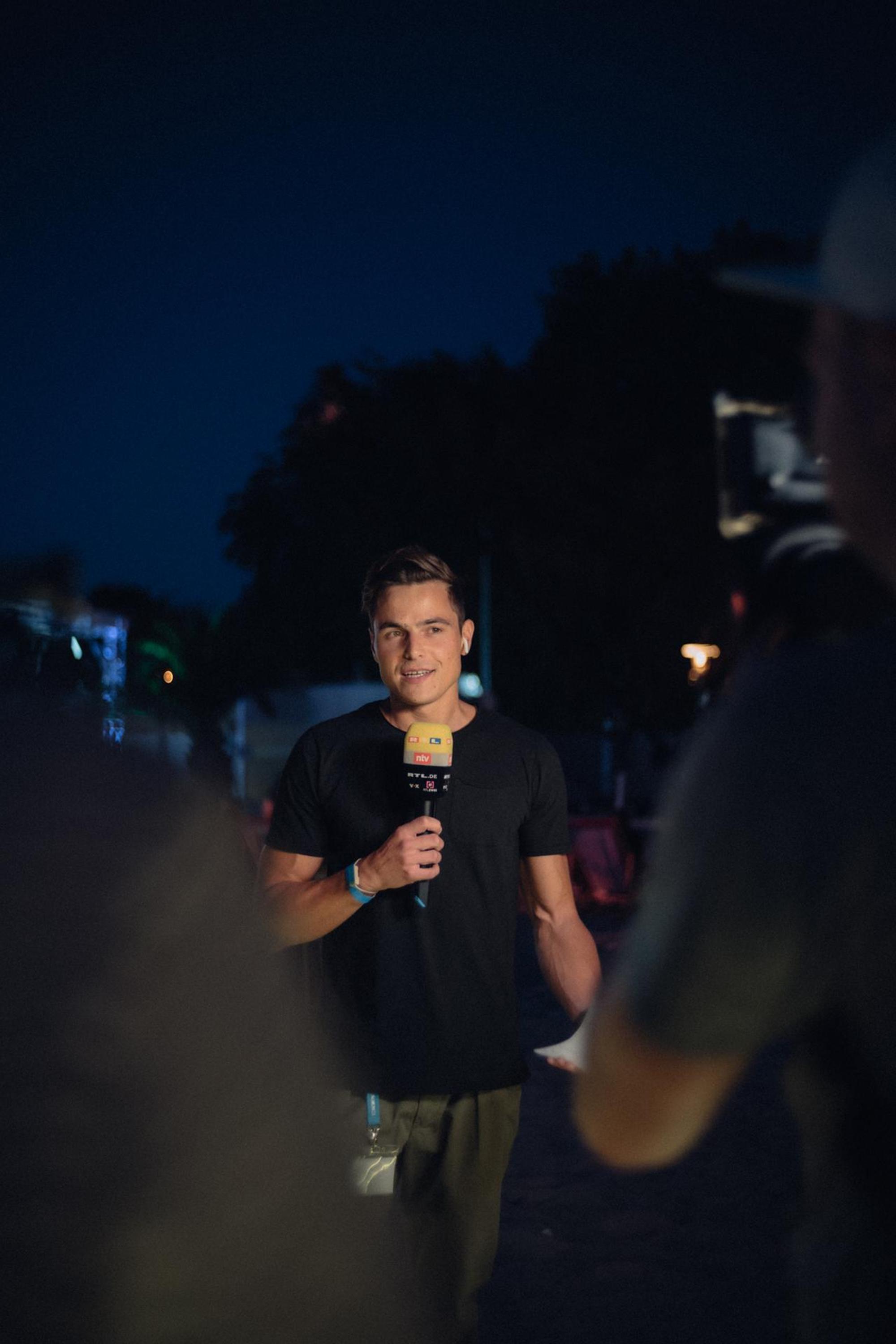 Moderatot Cornelius Strittmatter gibt auf TV NOW Programmtipps für Zuschauer
