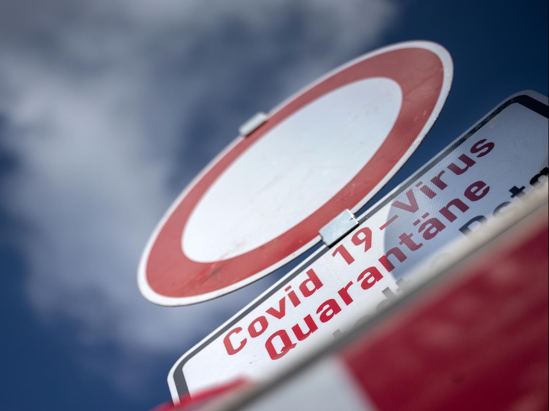 Ein Quarantäne-Schild mit dem Zeichen für Durchfahrt verboten