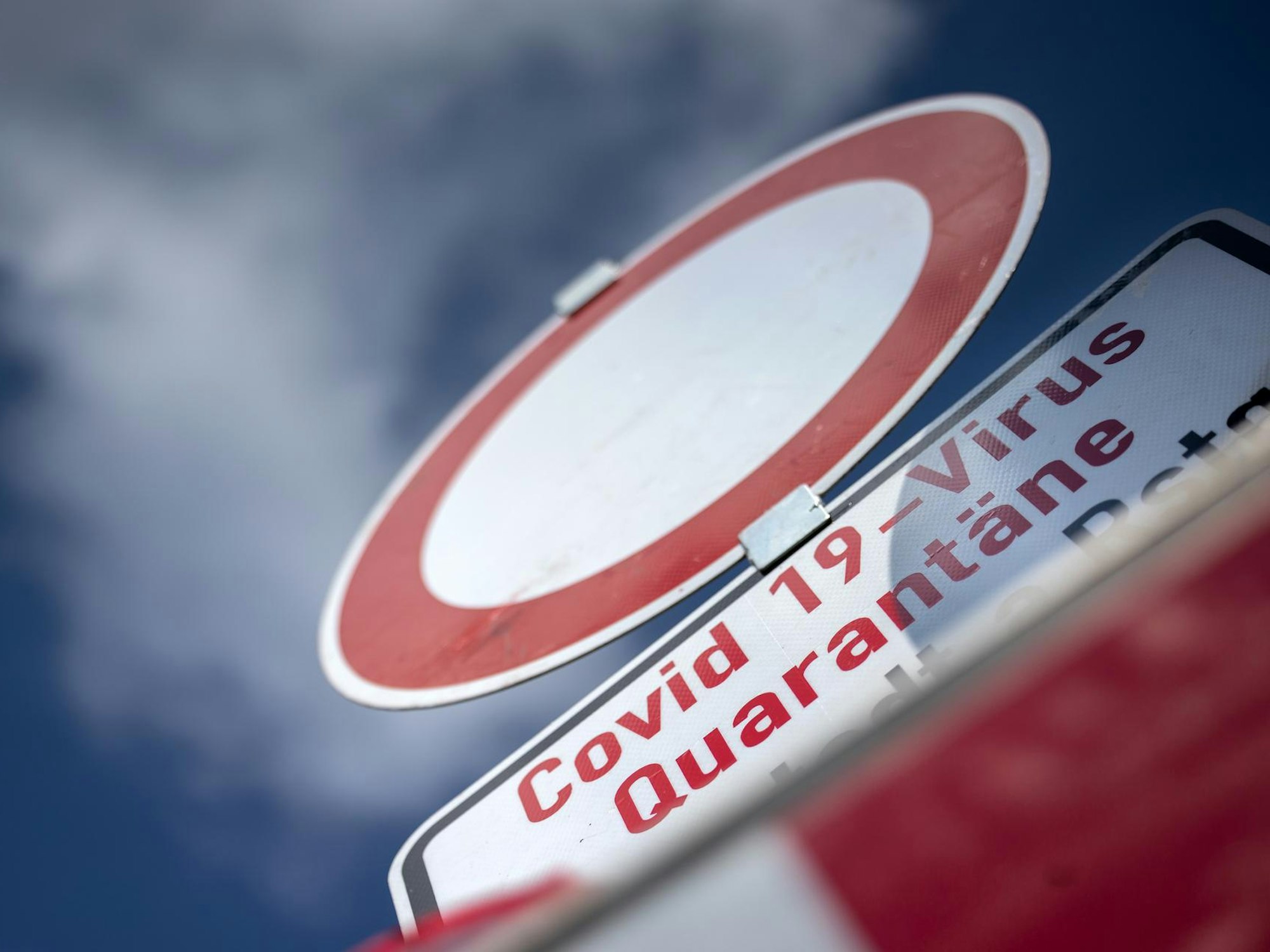 Ein Quarantäne-Schild mit dem Zeichen für Durchfahrt verboten
