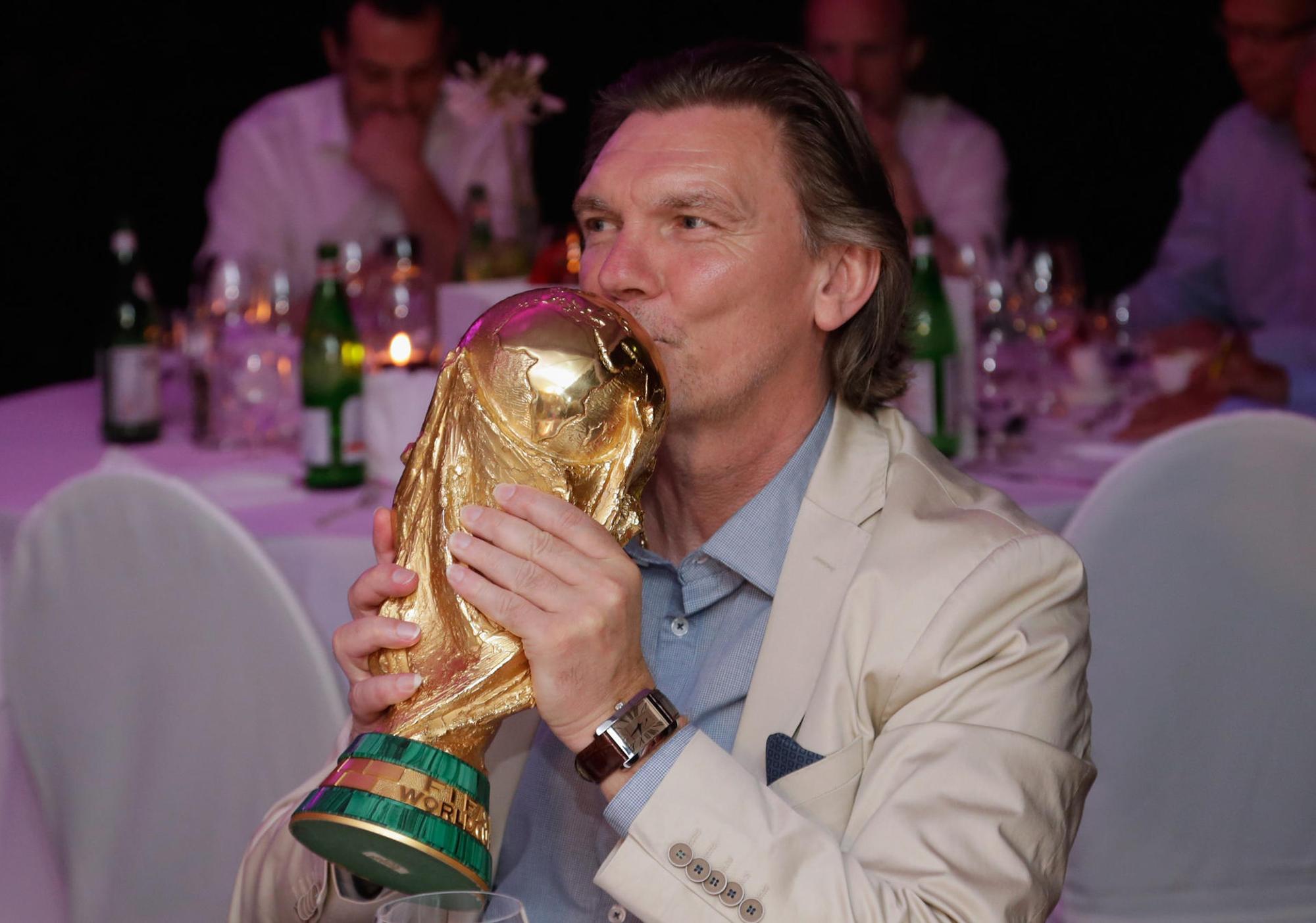 Paul Steiner küsst den WM-Pokal