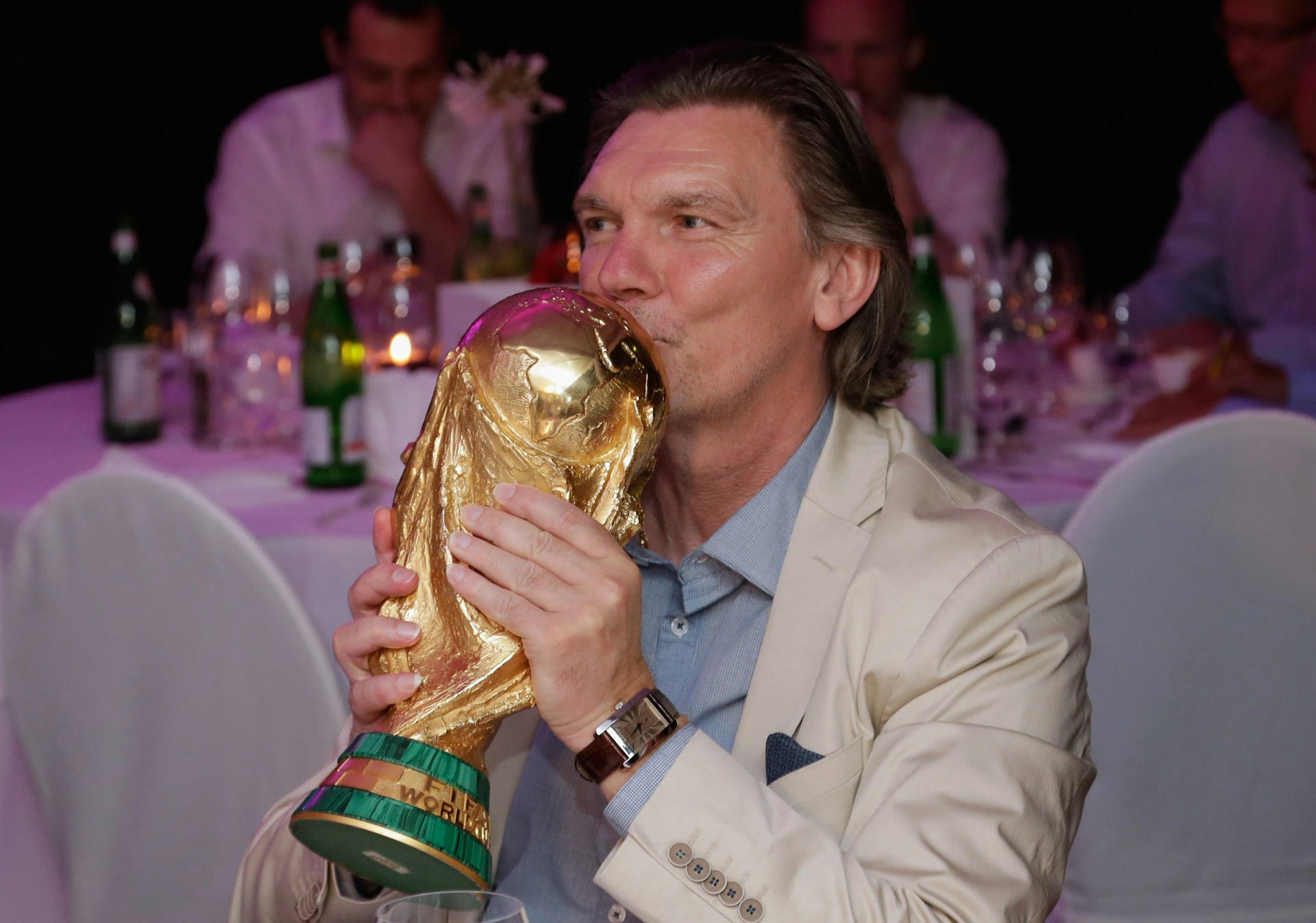 Paul Steiner küsst den WM-Pokal