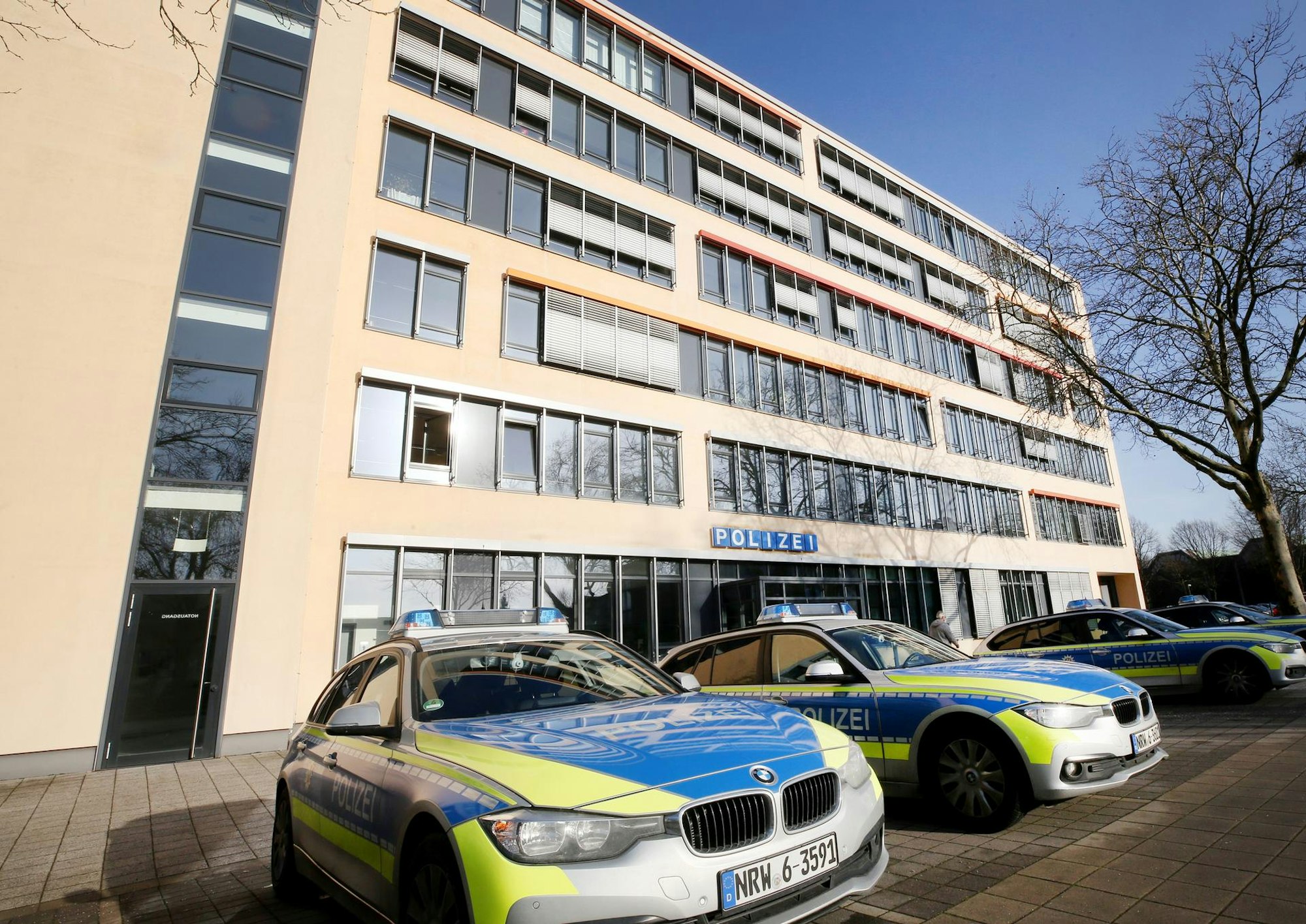 Mehrere Wagen stehen vor der Polizeiwache in Essen.