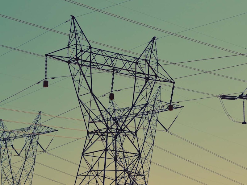 Strommasten vor wolkenlosem Himmel