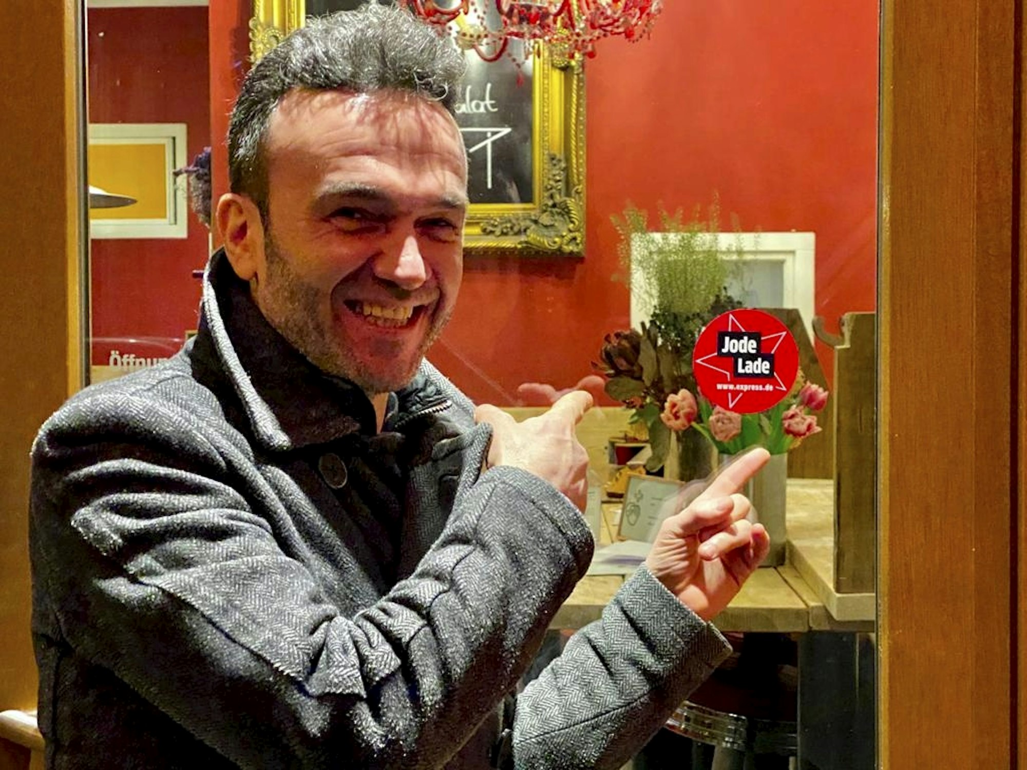 Besitzer Apo zeigt auf das Jode-Lade-Siegel des EXPRESS.