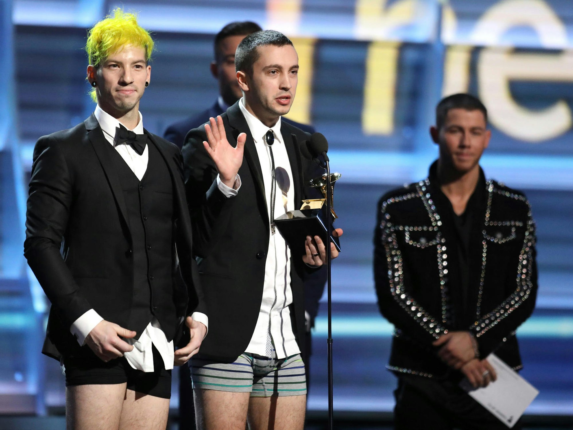 Twenty One Pilots ohne Hose auf der Bühne.