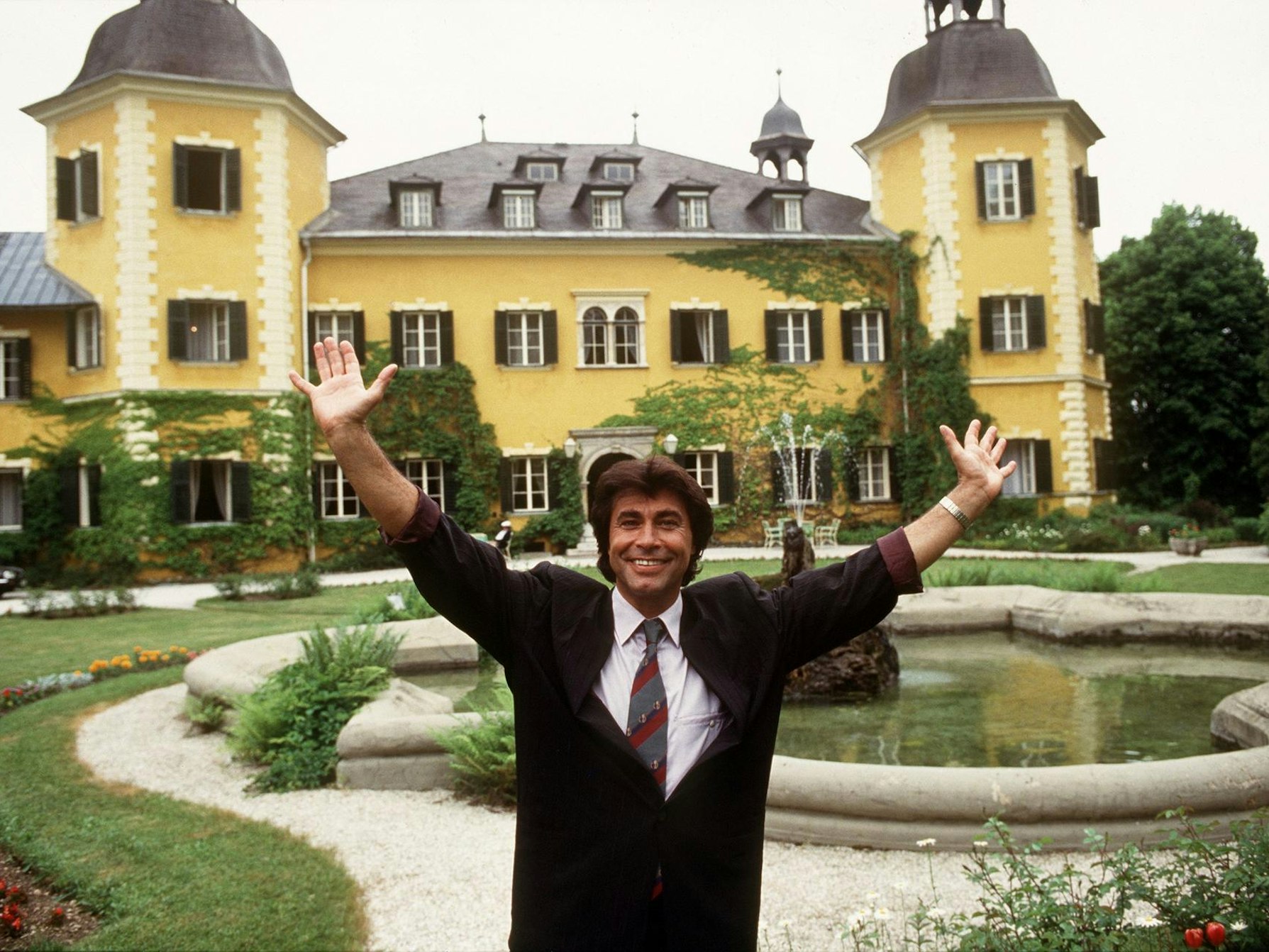Roy Black vor dem Schlosshotel in Velden