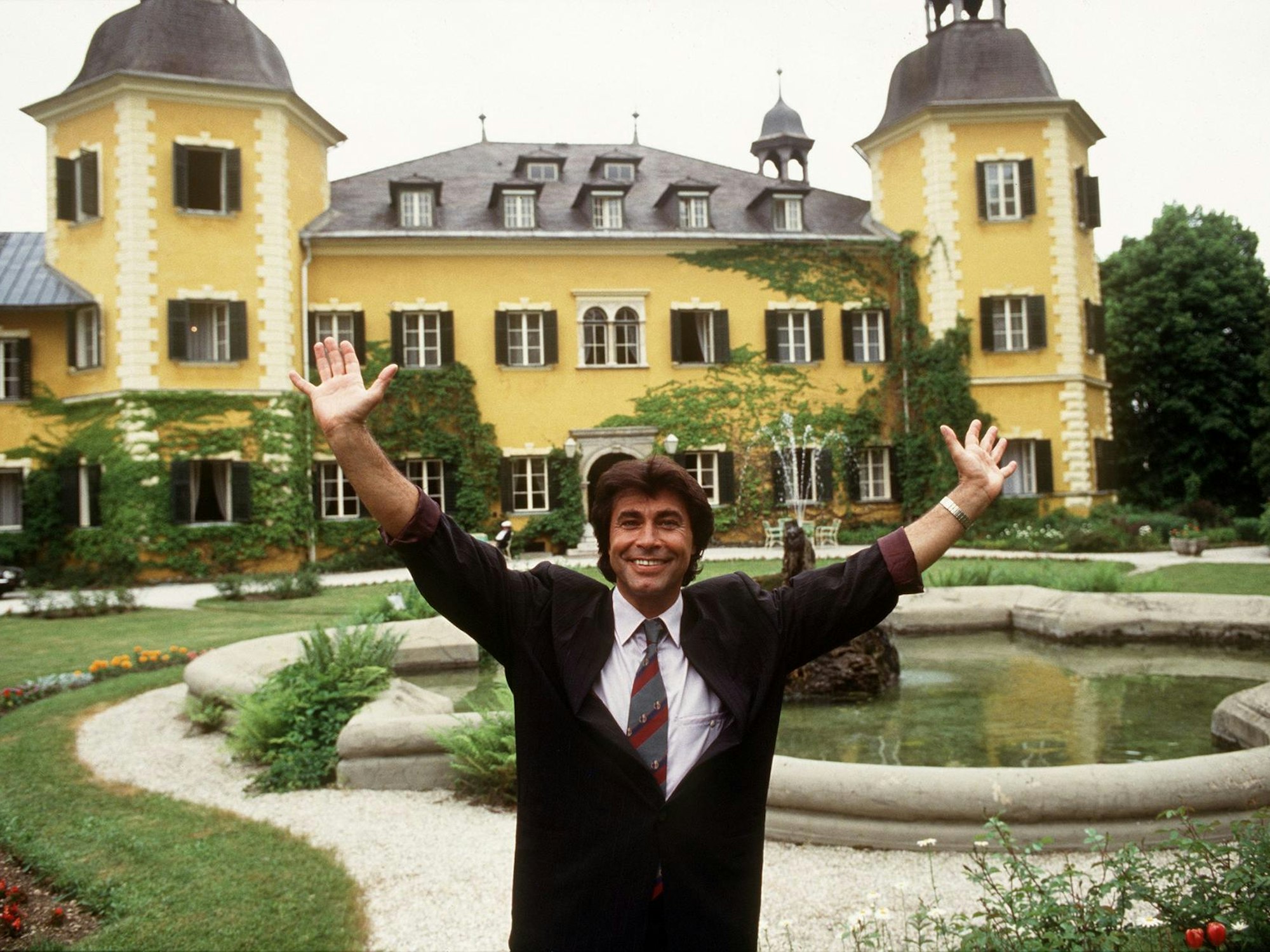 Roy Black vor dem Schlosshotel in Velden