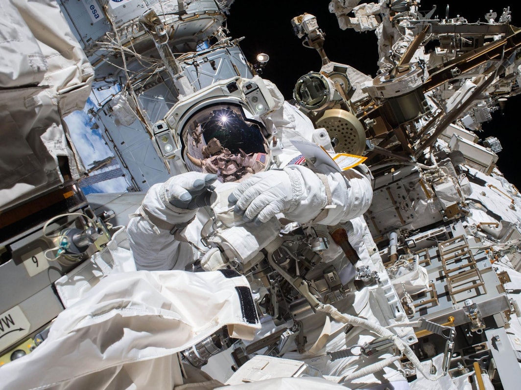 Ein Astronaut im Außeneinsatz an der ISS.