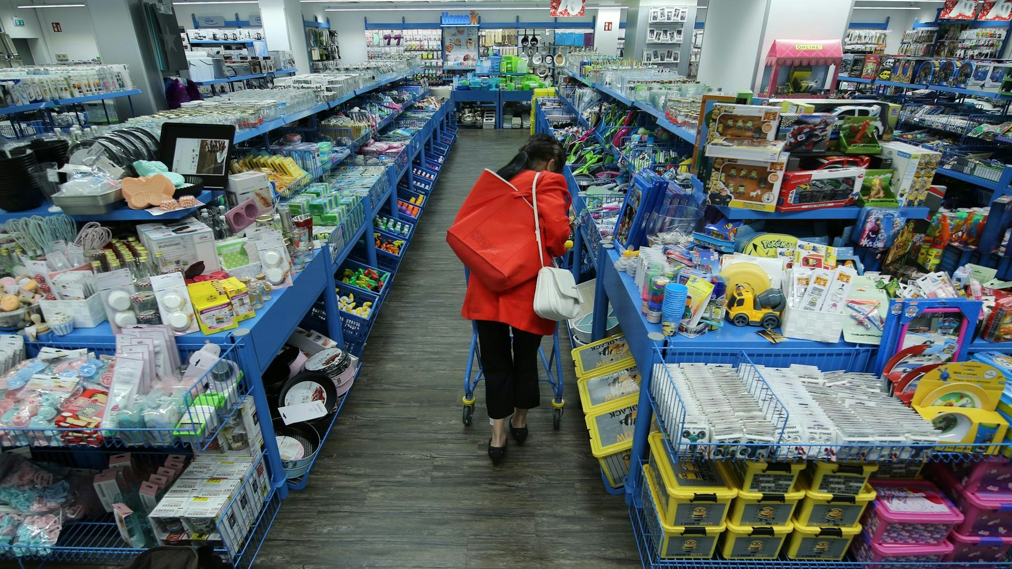 Eine Frau kauft in einem Tedi ein