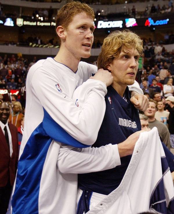 Shawn Bradley und Dirk Nowitzki bei einem Spiel der Dallas Mavericks
