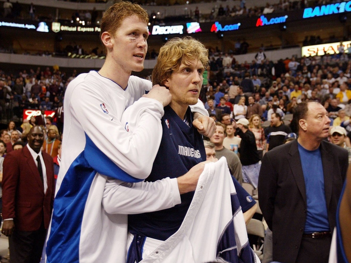 Shawn Bradley und Dirk Nowitzki bei einem Spiel der Dallas Mavericks
