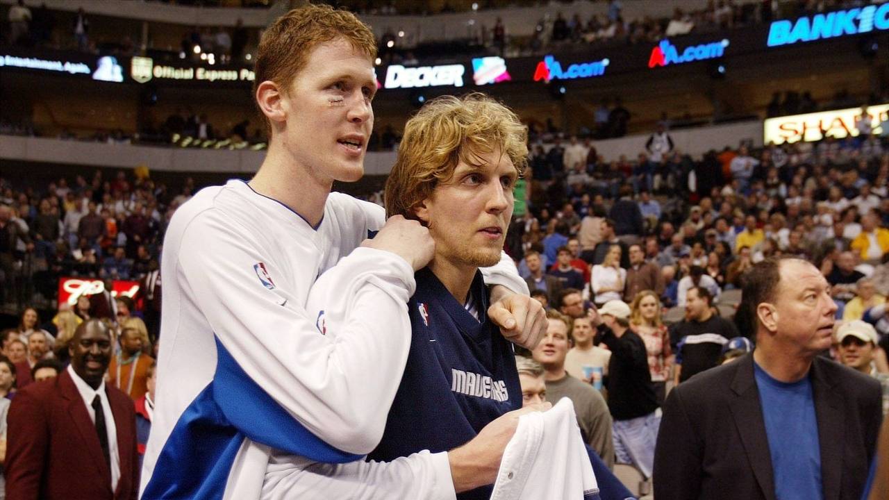 Shawn Bradley und Dirk Nowitzki bei einem Spiel der Dallas Mavericks