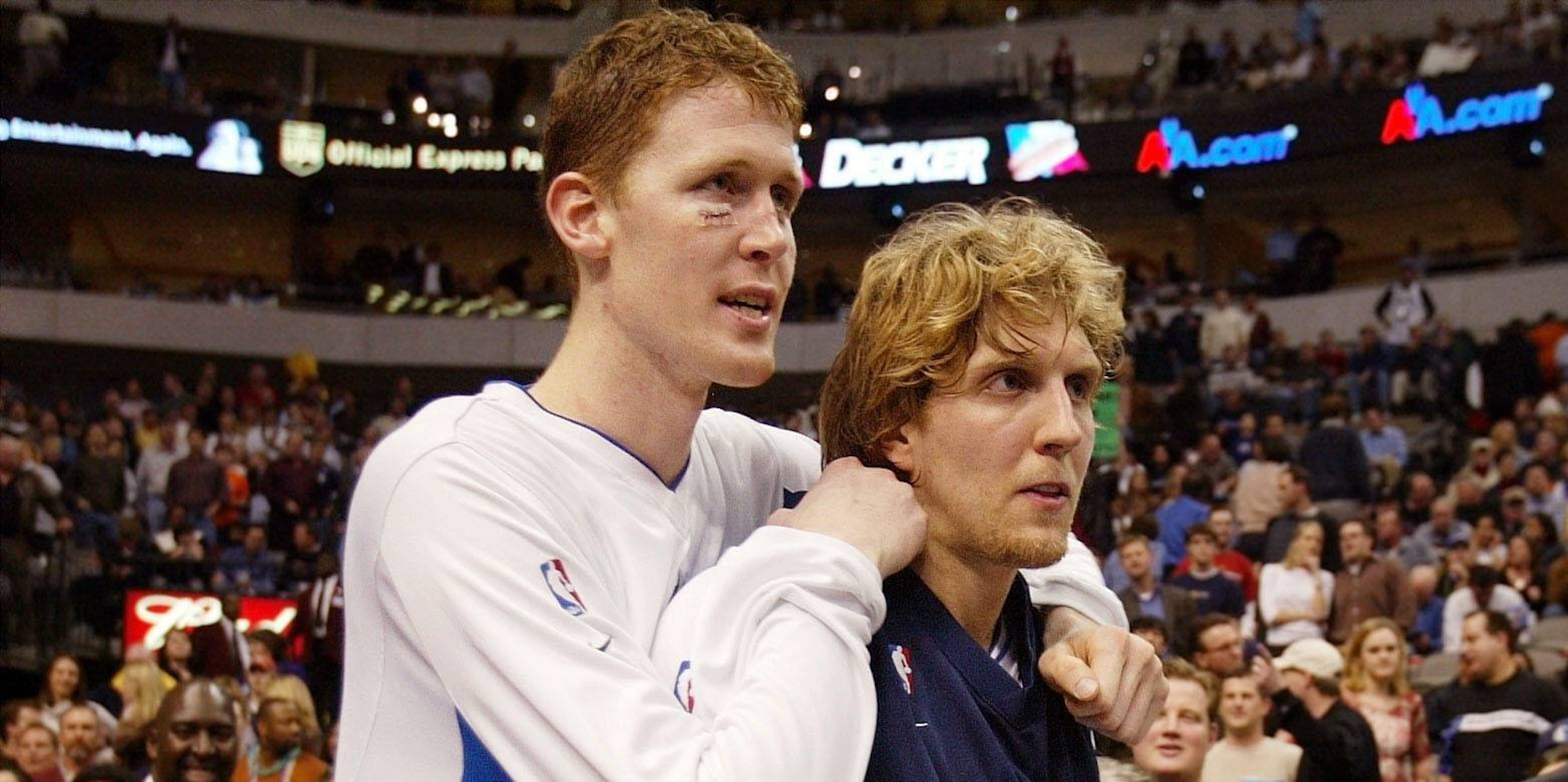 Shawn Bradley und Dirk Nowitzki bei einem Spiel der Dallas Mavericks