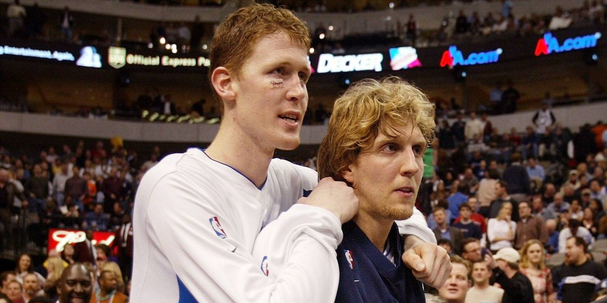 Shawn Bradley und Dirk Nowitzki bei einem Spiel der Dallas Mavericks