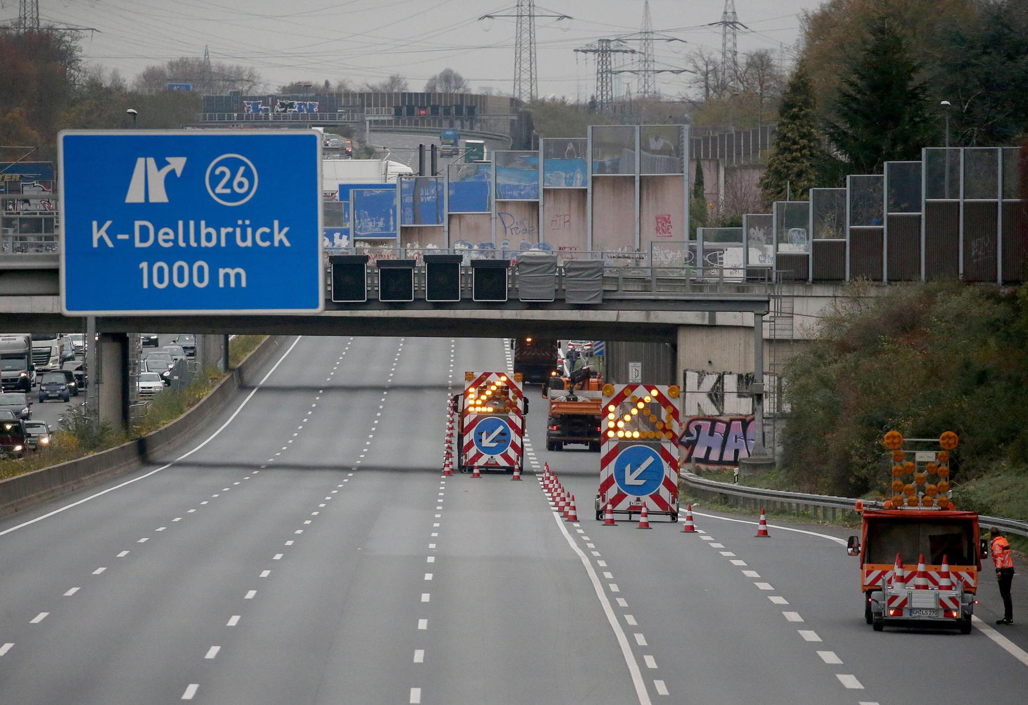 Eine Baustelle auf der Autobahn A3 in Höhe Köln-Dellbrück.