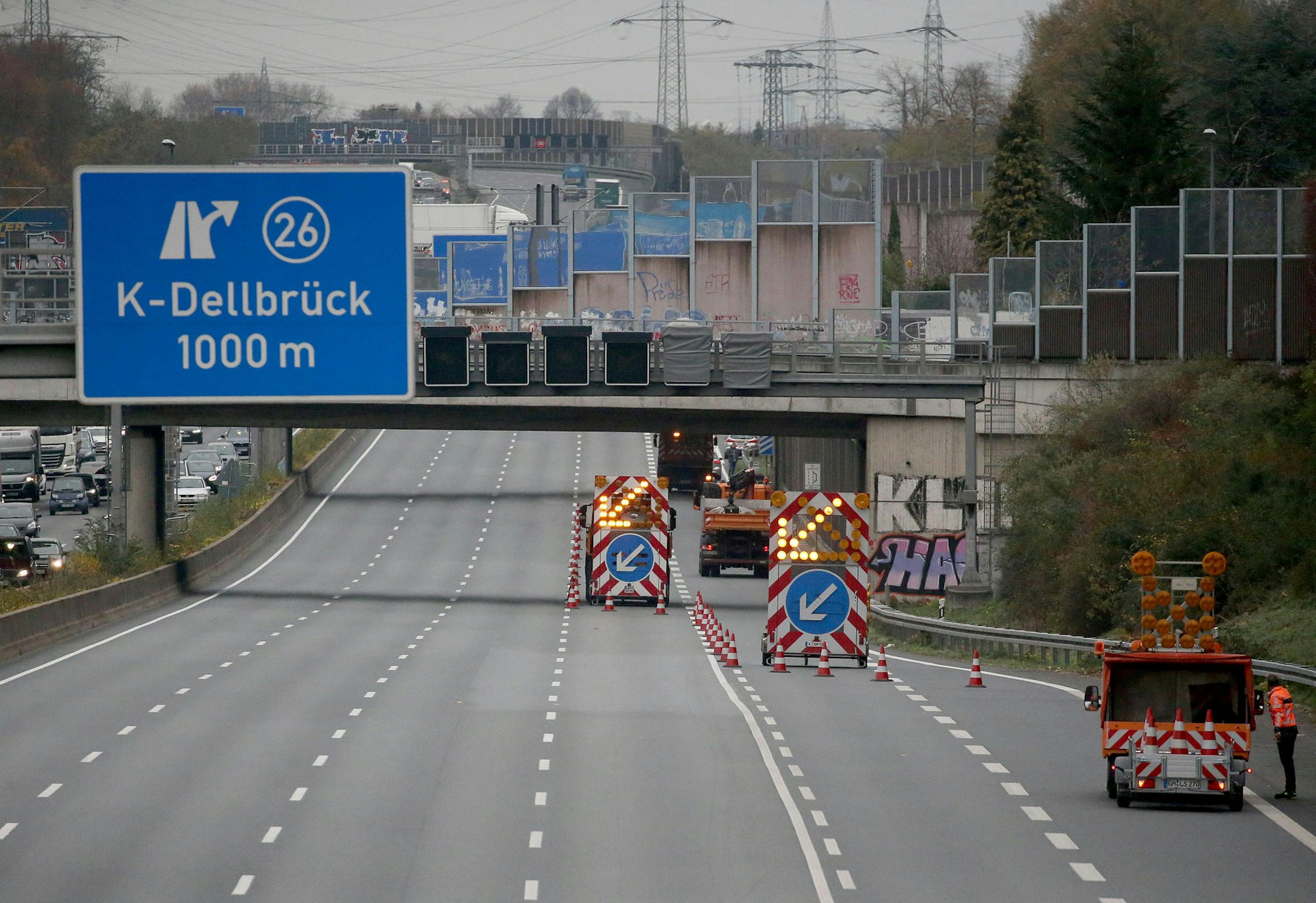 Eine Baustelle auf der Autobahn A3 in Höhe Köln-Dellbrück.