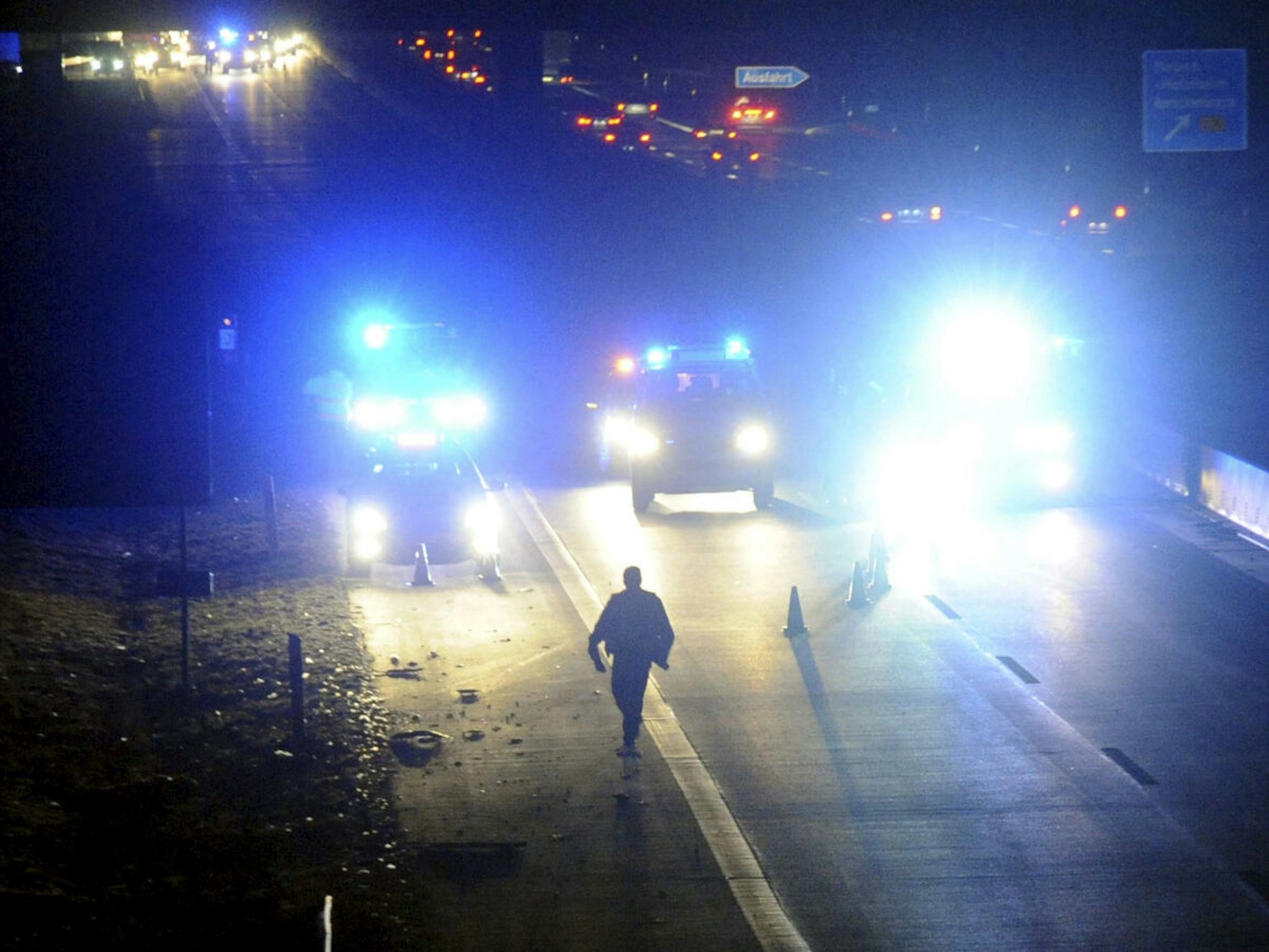 Nach einem Unfall auf einer Autobahn in NRW (hier ein Archivfoto aus Neuss) fahndet die Polizei nach einem unbekannten Lkw-Fahrer.