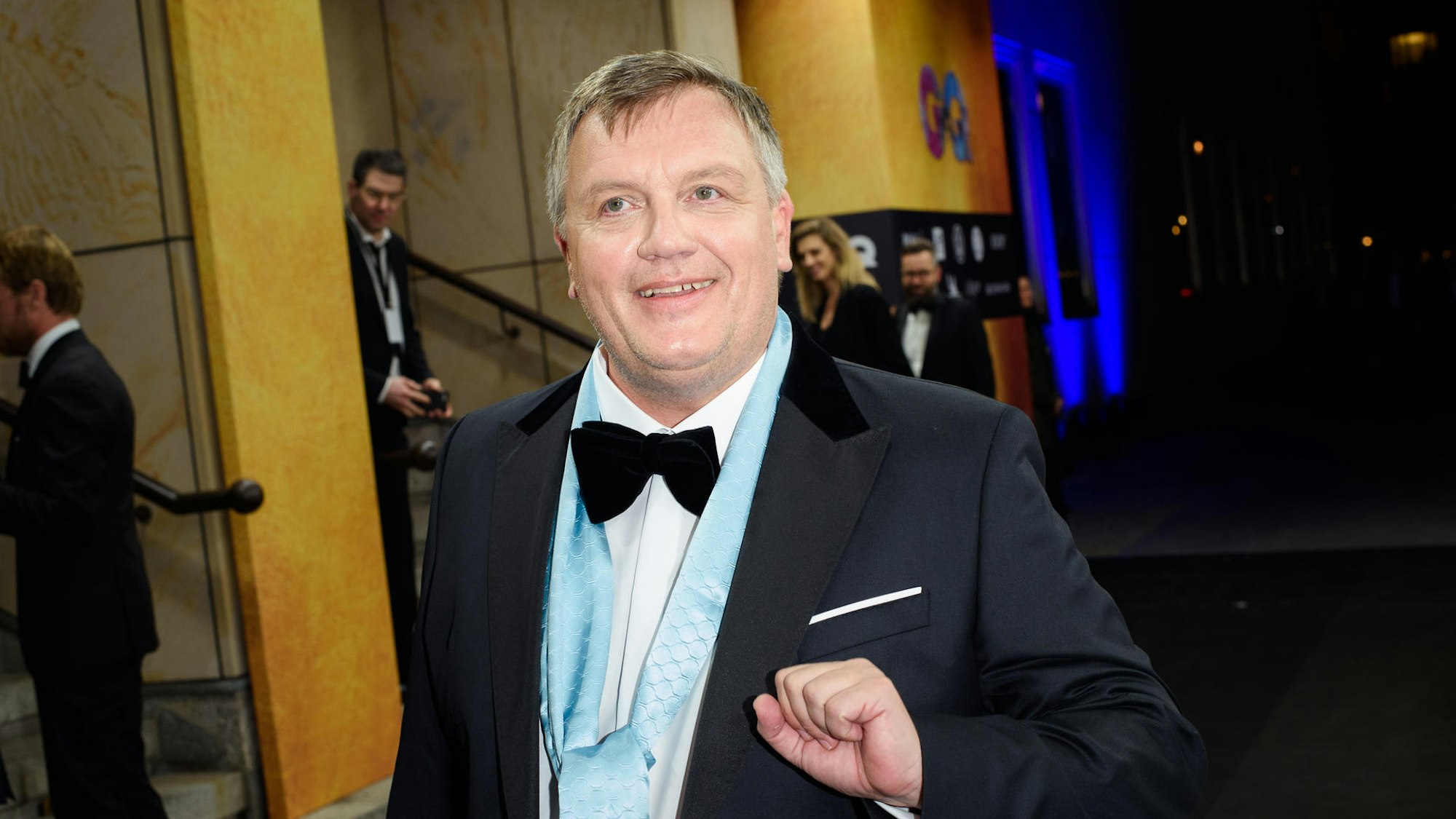 Hape Kerkeling, Entertainer, Komiker, Autor und Schauspieler, signiert seinen Fans Autogramme im Vorfeld einer Gala in Berlin am 7. November 2019.