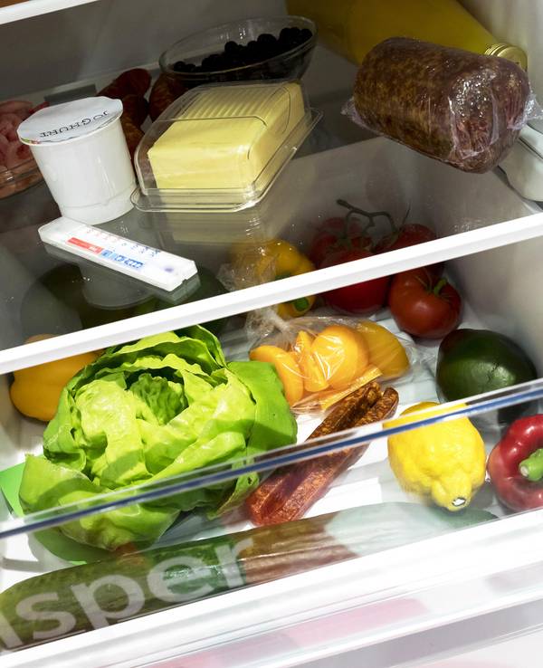 Das Foto zeigt einen gefüllten Kühlschrank mit Obst und Gemüse.