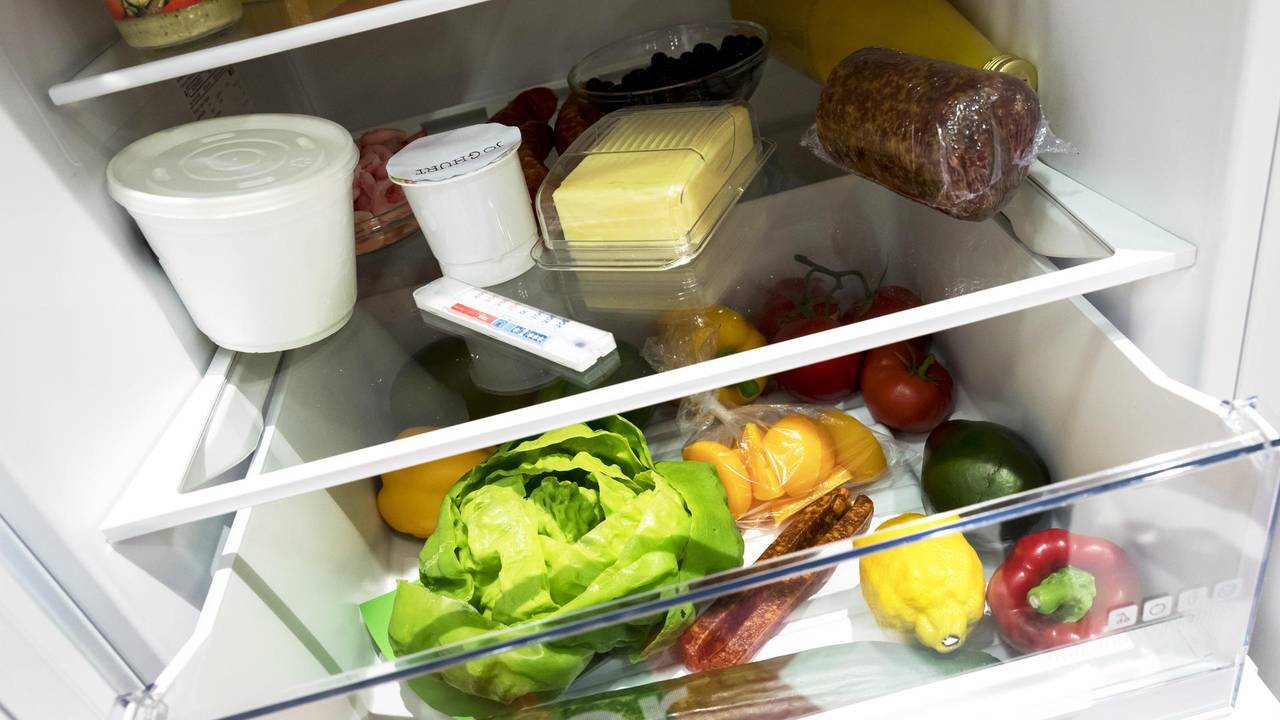 Das Foto zeigt einen gefüllten Kühlschrank mit Obst und Gemüse.
