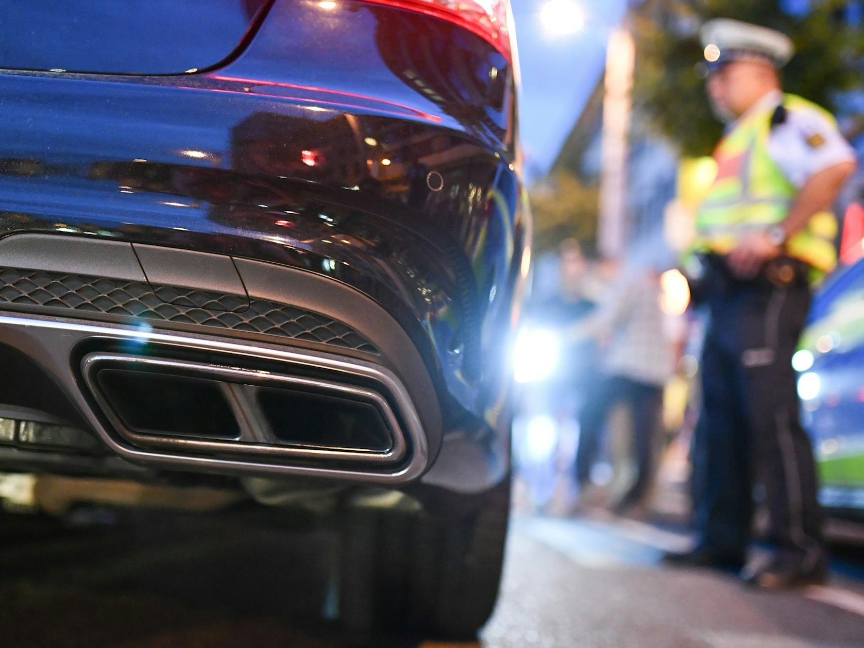 Die Polizei hat ein Auto angehalten.