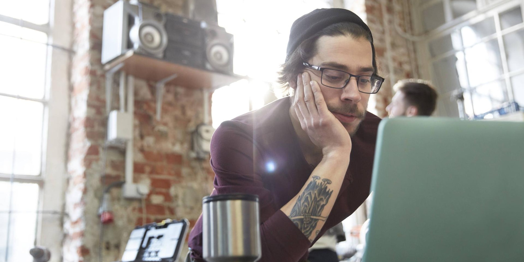 büro_laptop_serien_gucken_netflix_imago