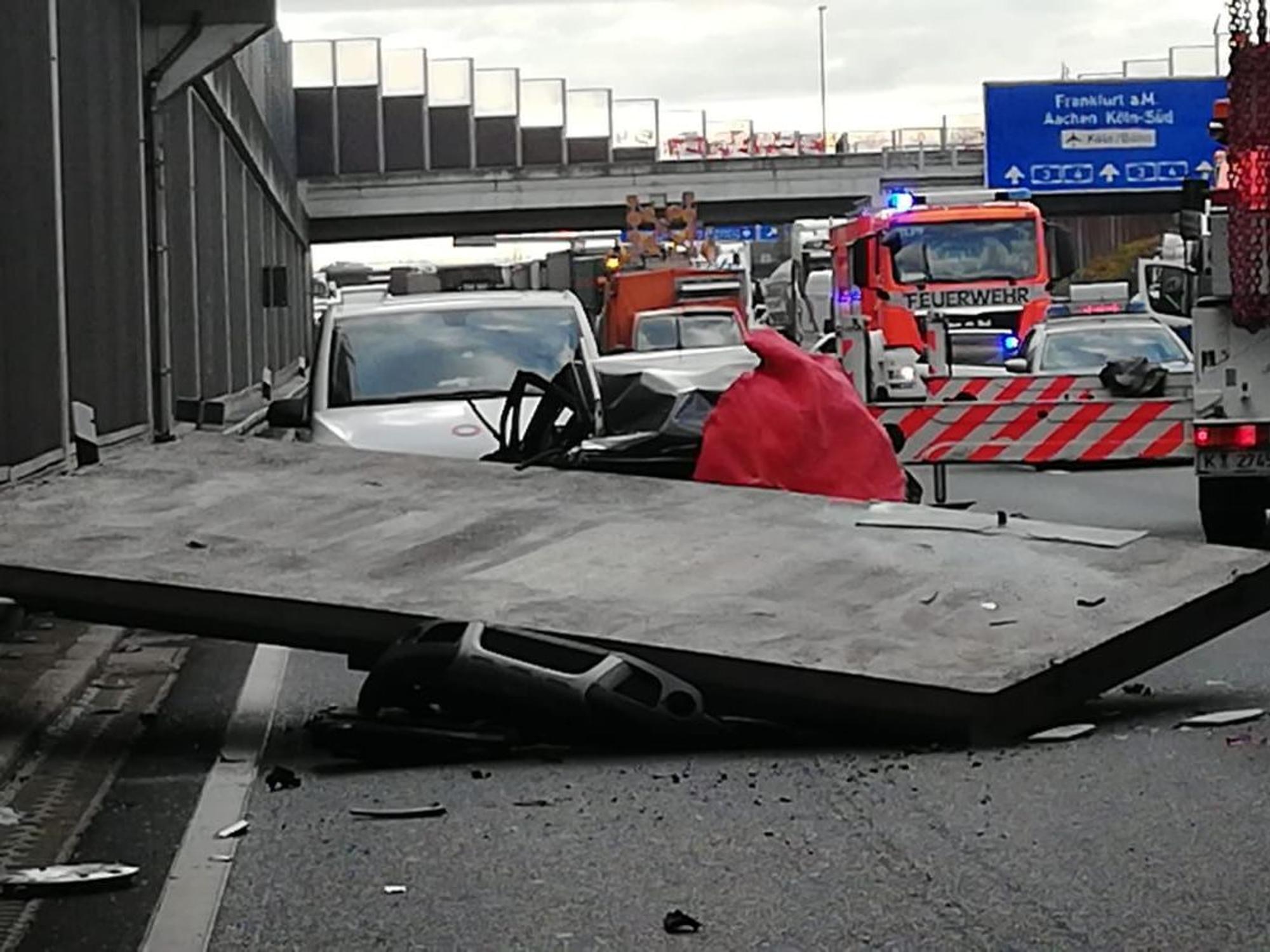 Unfall auf der A3 in Köln - eine Autofahrerin ist tot, weil sie von einer Betonplatte erschlagen wurde.