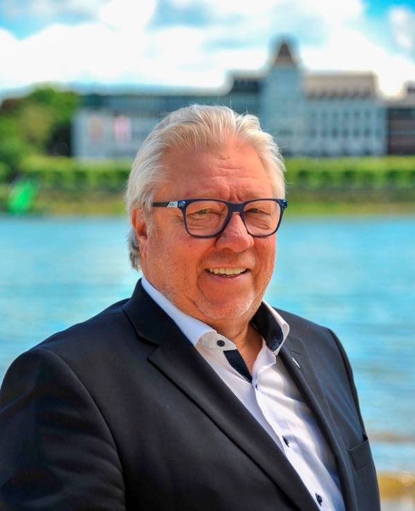 Portrait von Politiker Henk van Benthem am Rhein