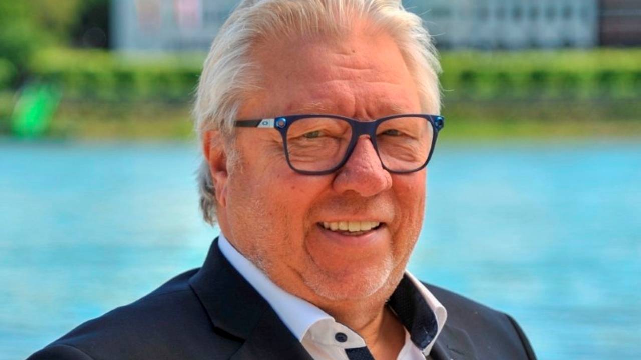 Portrait von Politiker Henk van Benthem am Rhein