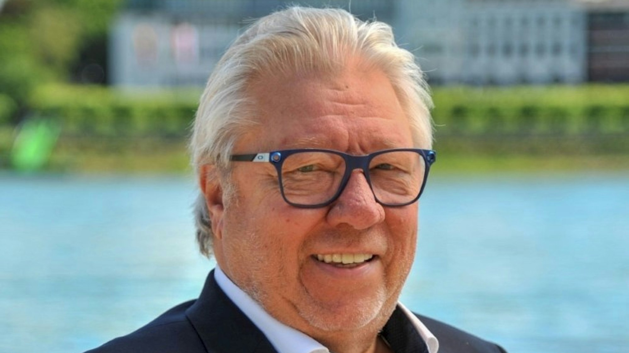 Portrait von Politiker Henk van Benthem am Rhein