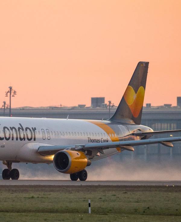 Hier zu sehen: Ein Flugzeug der Airline Condor startet einen Flug bei Sonnenaufgang.