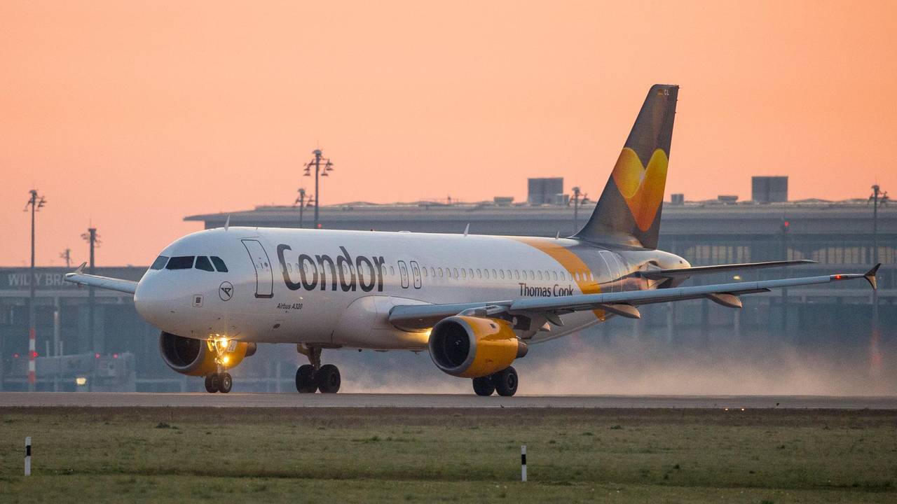 Hier zu sehen: Ein Flugzeug der Airline Condor startet einen Flug bei Sonnenaufgang.