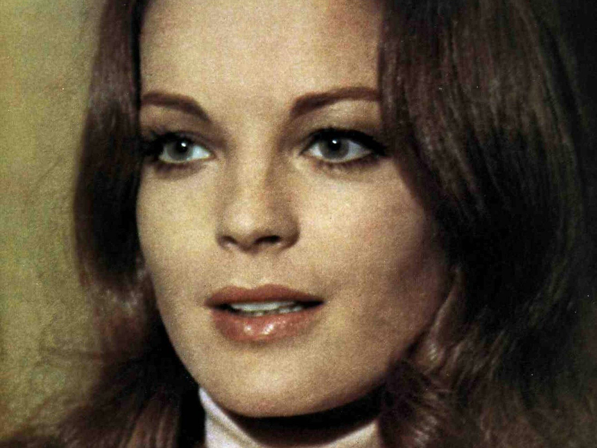 Romy Schneider schaut verträumt in die Kamera.